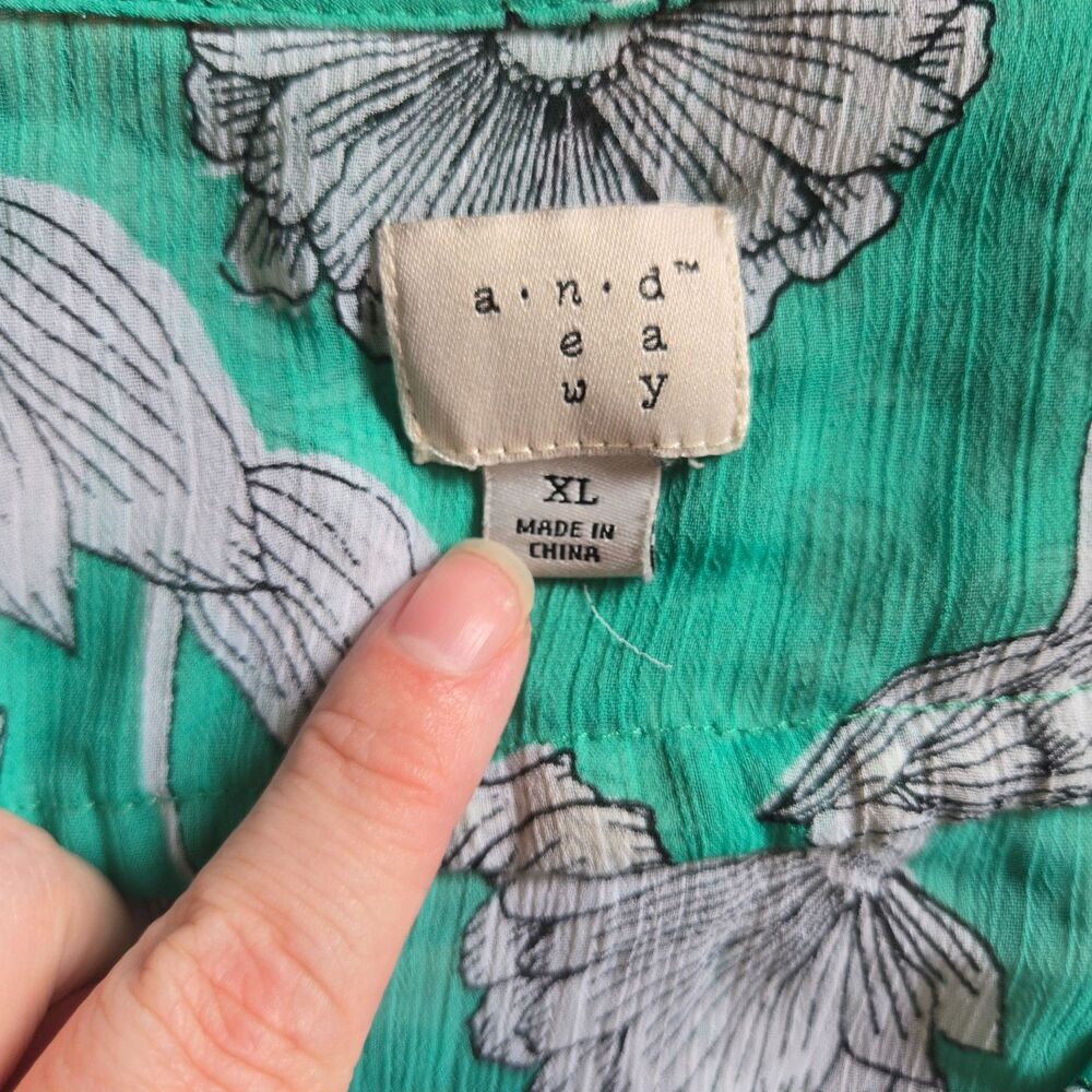 Mesh Floral Button Top - Picture 5 of 6